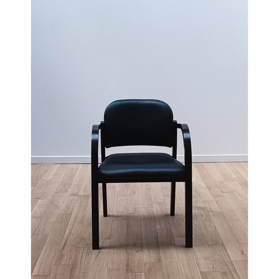 Image 1 of Paire de chaises vintage en bois teinté noir avec assise et dossier en skaï noir.