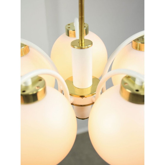 Image 1 of Lustre vintage en laiton et verre opalin, Italie