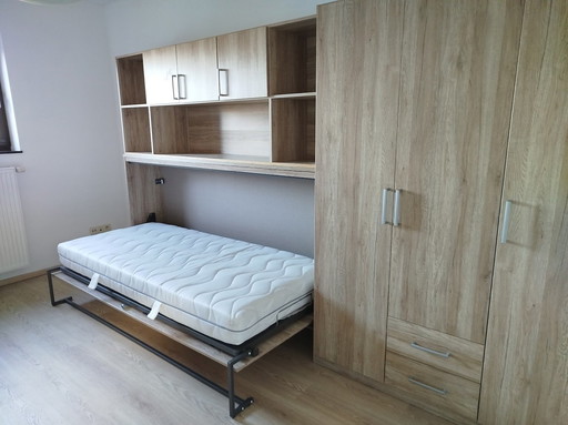 Chambre simple complète avec lit escamotable et armoire