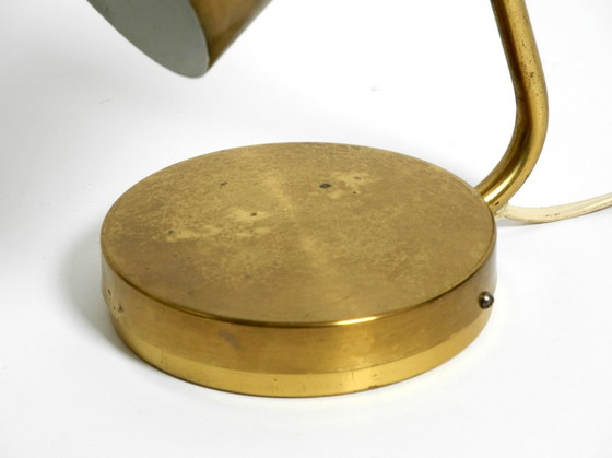 Image 1 of Magnifique, rare, grande lampe de table en laiton moderne du Mid Century avec interrupteur dans la base