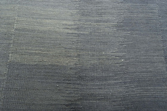 Image 1 of Designer Kelim Fars tissé à la main - 372 X 271 cm - Design moderne dans les tons bleus et gris