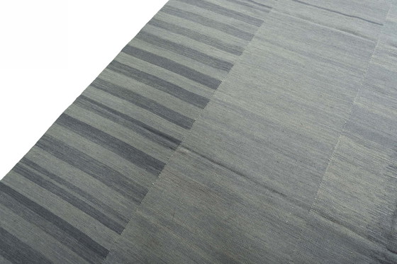 Image 1 of Designer Kelim Fars tissé à la main - 372 X 271 cm - Design moderne dans les tons bleus et gris
