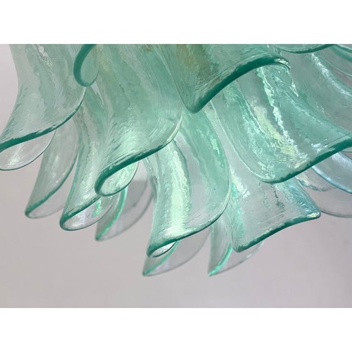 Lustre contemporain en verre de Murano "Sella" de couleur verte avec cadre en métal doré 24K dans le style Mazzega