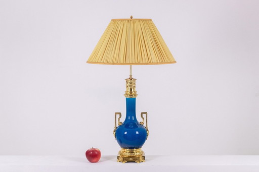 Lampe à poignée en porcelaine bleue et bronze doré. Vers 1880.