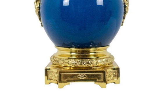 Image 1 of Lampe à poignée en porcelaine bleue et bronze doré. Vers 1880.