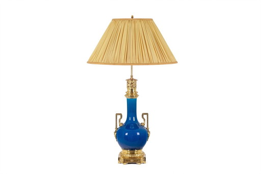 Lampe à poignée en porcelaine bleue et bronze doré. Vers 1880.