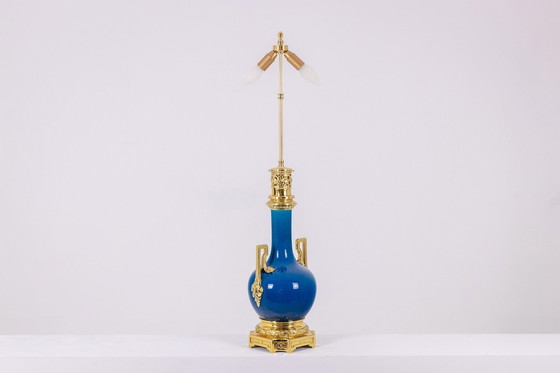 Image 1 of Lampe à poignée en porcelaine bleue et bronze doré. Vers 1880.