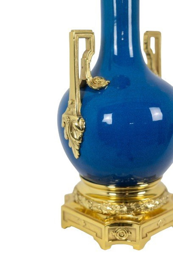 Image 1 of Lampe à poignée en porcelaine bleue et bronze doré. Vers 1880.