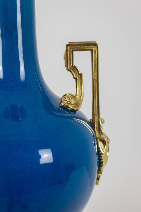 Image 1 of Lampe à poignée en porcelaine bleue et bronze doré. Vers 1880.