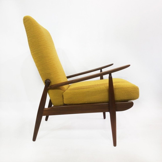 Image 1 of Fauteuil vintage en bois de noyer et tissu jaune, Angleterre 1960