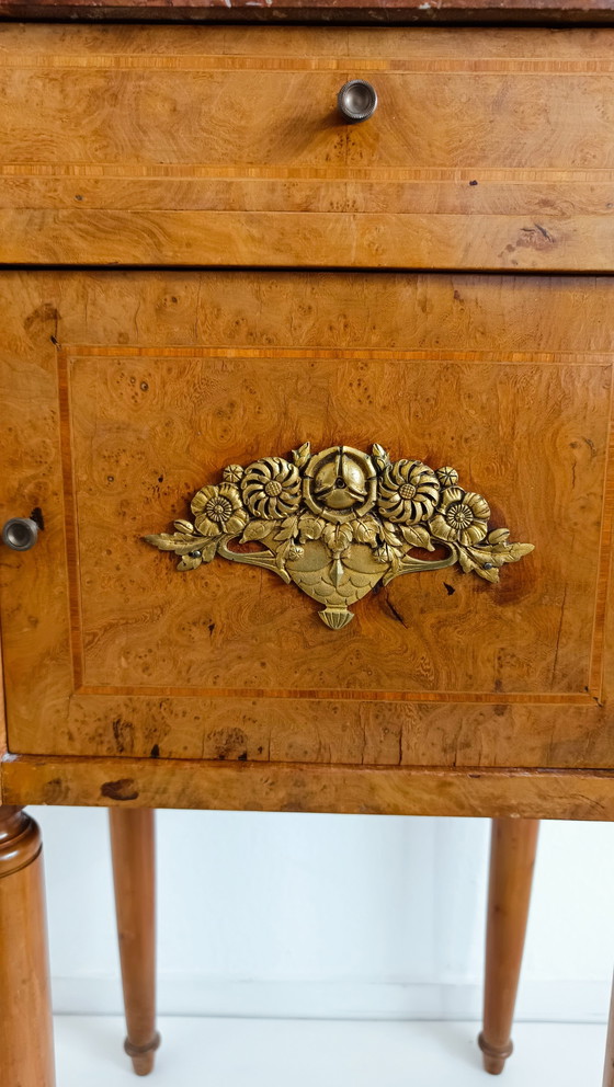 Image 1 of Ancienne armoire de nuit française en placage de noyer et laiton