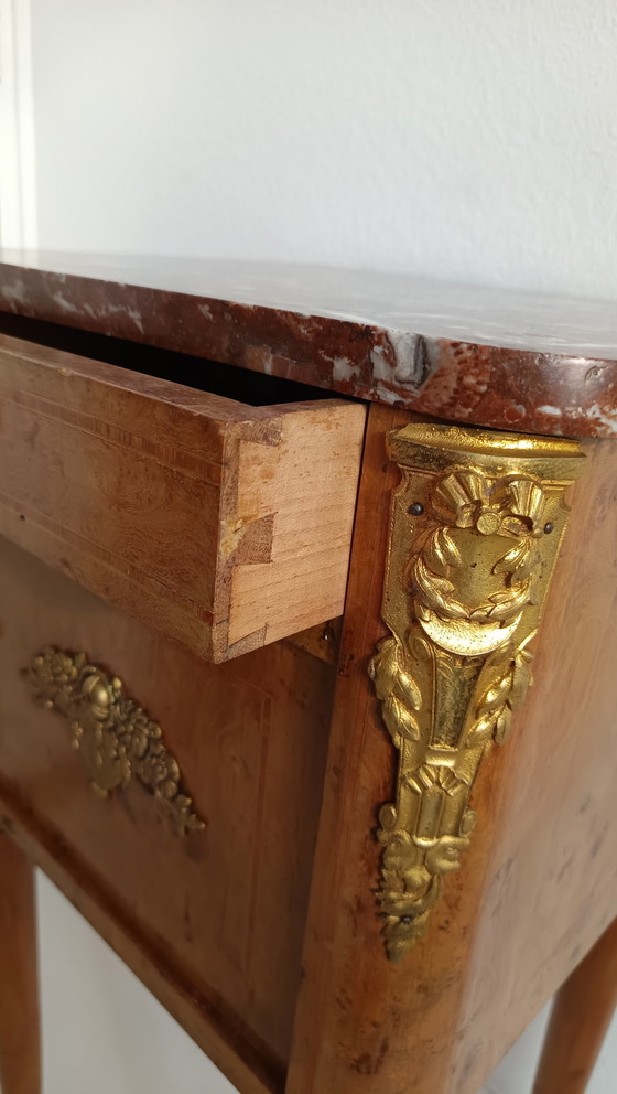 Image 1 of Ancienne armoire de nuit française en placage de noyer et laiton