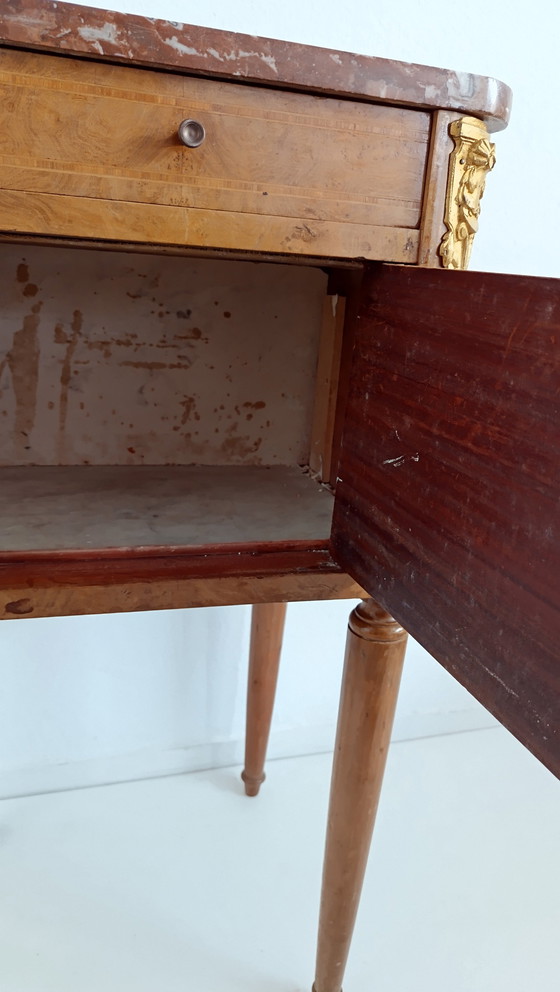 Image 1 of Ancienne armoire de nuit française en placage de noyer et laiton