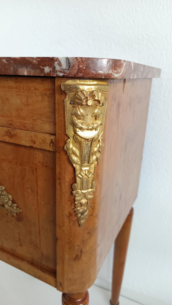 Image 1 of Ancienne armoire de nuit française en placage de noyer et laiton