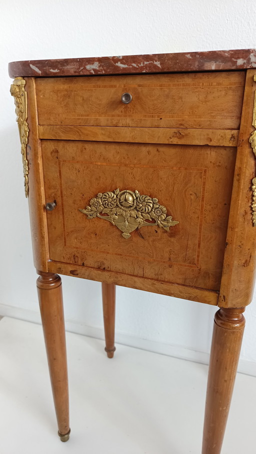 Ancienne armoire de nuit française en placage de noyer et laiton