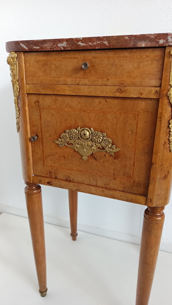 Image 1 of Ancienne armoire de nuit française en placage de noyer et laiton