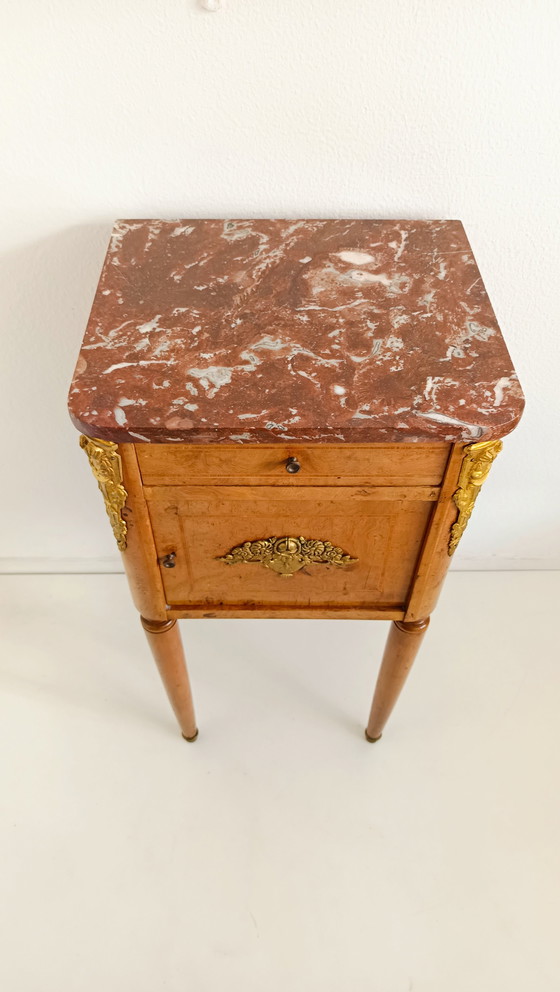 Image 1 of Ancienne armoire de nuit française en placage de noyer et laiton