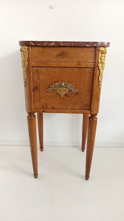 Ancienne armoire de nuit française en placage de noyer et laiton