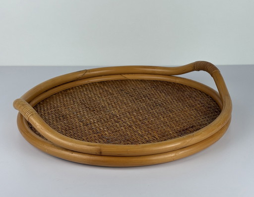 Plateau rond vintage en rotin tressé avec poignée en bambou et fond en bois