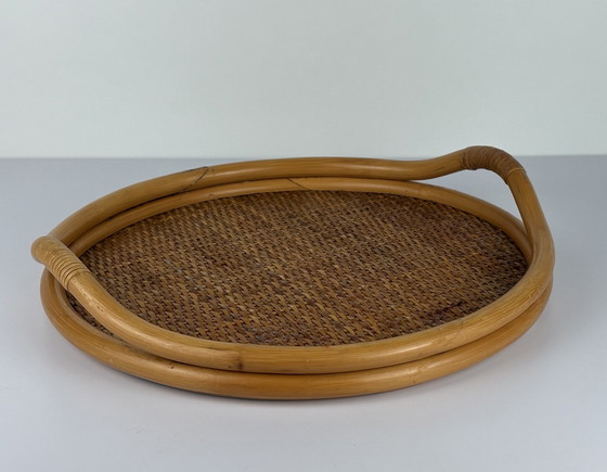 Image 1 of Plateau rond vintage en rotin tressé avec poignée en bambou et fond en bois