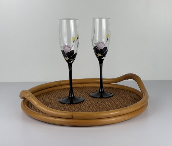 Image 1 of Plateau rond vintage en rotin tressé avec poignée en bambou et fond en bois