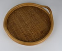 Plateau rond vintage en rotin tressé avec poignée en bambou et fond en bois