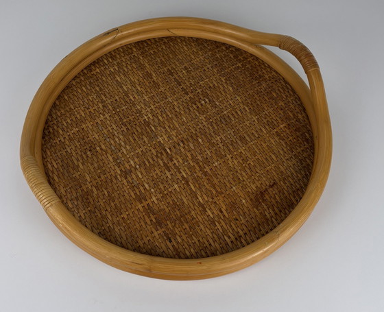 Image 1 of Plateau rond vintage en rotin tressé avec poignée en bambou et fond en bois