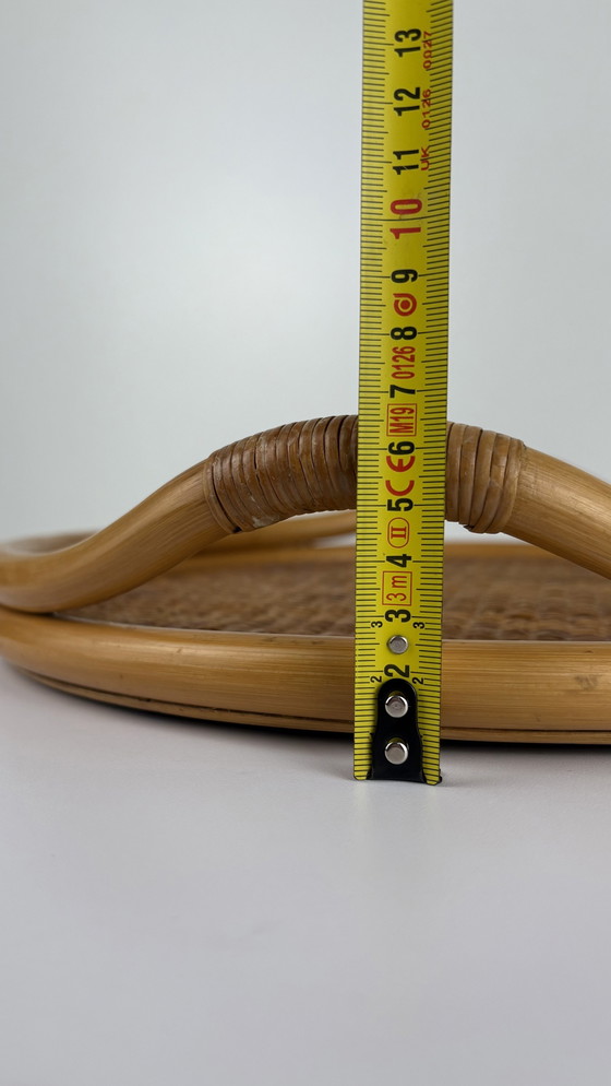 Image 1 of Plateau rond vintage en rotin tressé avec poignée en bambou et fond en bois