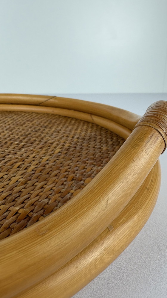 Image 1 of Plateau rond vintage en rotin tressé avec poignée en bambou et fond en bois