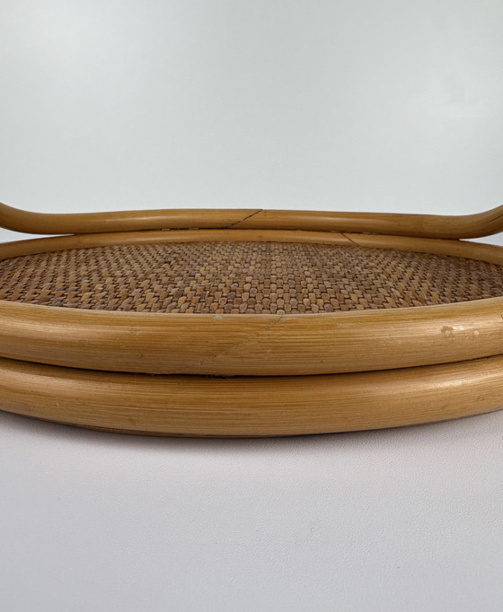 Image 1 of Plateau rond vintage en rotin tressé avec poignée en bambou et fond en bois