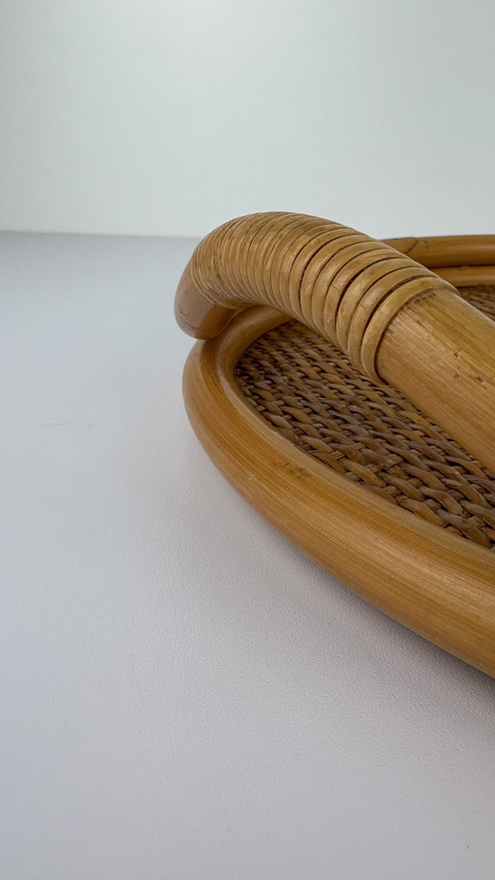 Image 1 of Plateau rond vintage en rotin tressé avec poignée en bambou et fond en bois
