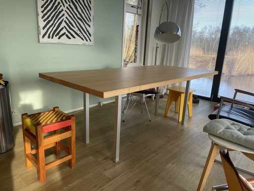 Table de salle à manger en hêtre massif avec pieds carrés en aluminium.