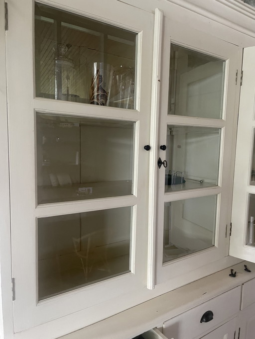 Armoire en bois blanc massif avec fenêtres en verre taillé à facettes