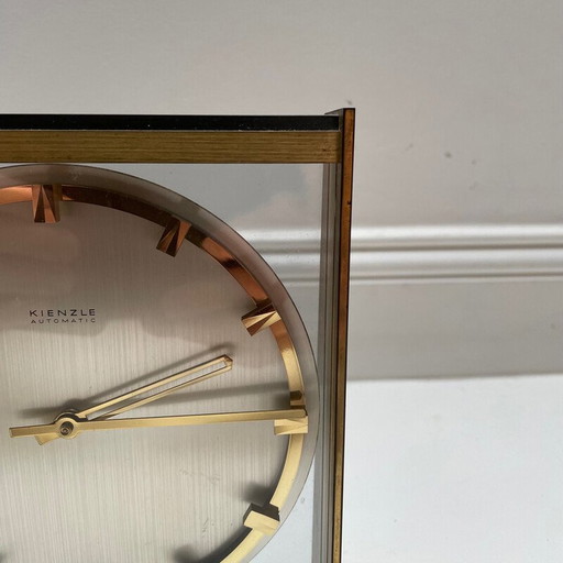 Horloge de table vintage Hollywood Regency en laiton et verre par Kienzle, Allemagne années 1960