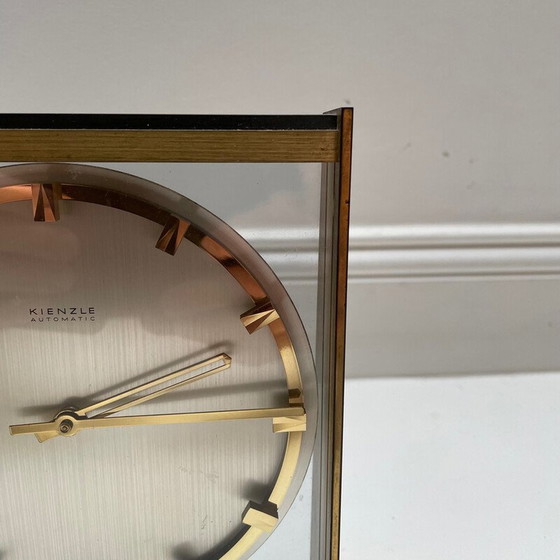 Image 1 of Horloge de table vintage Hollywood Regency en laiton et verre par Kienzle, Allemagne années 1960
