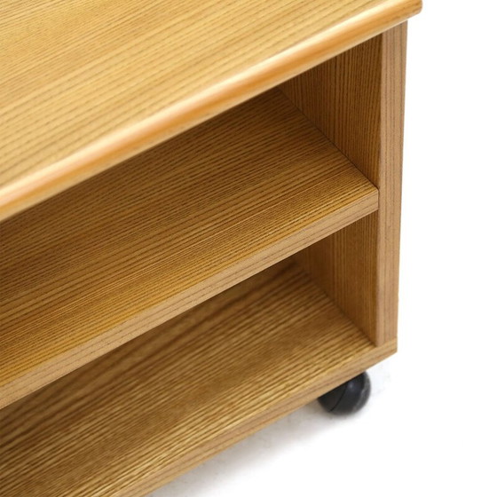 Image 1 of Paire de tables de chevet vintage en bois avec roulettes, Italie 1970