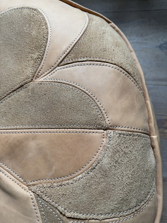 Image 1 of Pouf vintage en cuir tanné au végétal