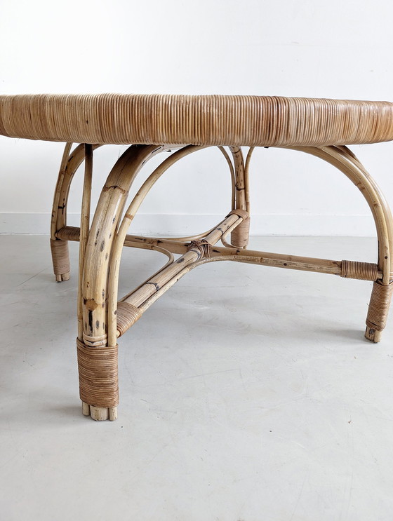 Image 1 of Table basse ronde en rotin carrelé noir 1960S