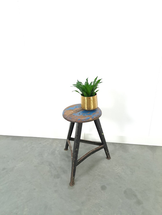 Image 1 of Tabouret industriel en bois et acier bleu