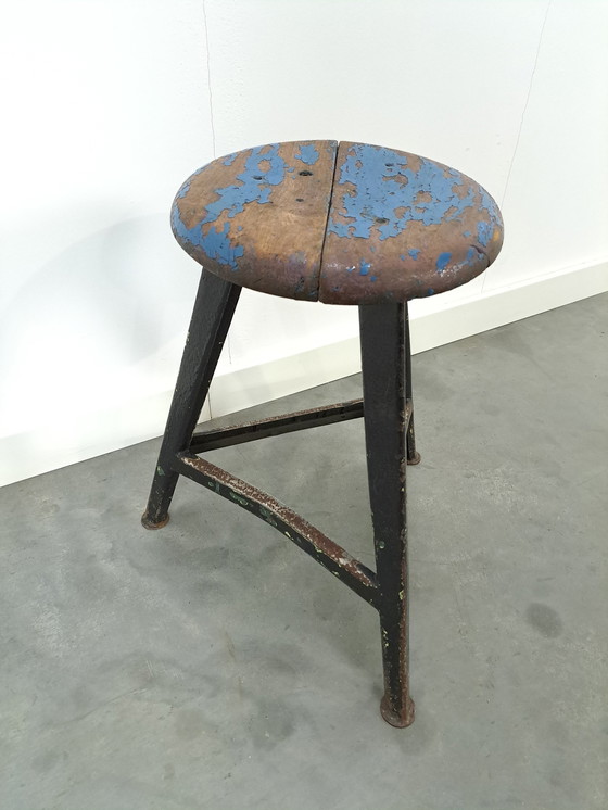 Image 1 of Tabouret industriel en bois et acier bleu