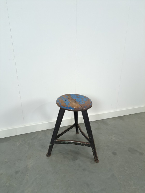 Image 1 of Tabouret industriel en bois et acier bleu