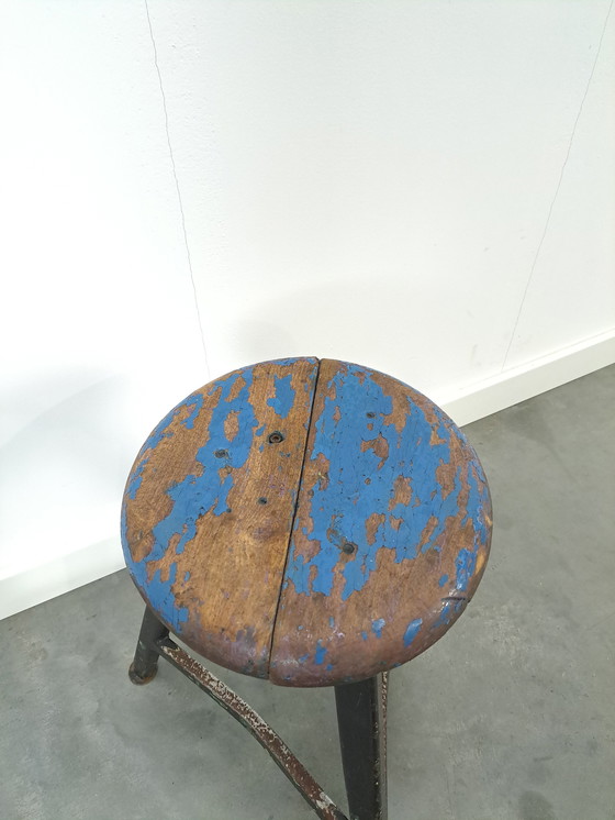 Image 1 of Tabouret industriel en bois et acier bleu