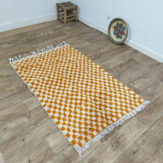 Image 1 of Tapis marocain en blanc et orange - Marokkanischer Schachbrettteppich In Weiß Und Orange