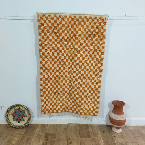 Tapis marocain en blanc et orange - Marokkanischer Schachbrettteppich In Weiß Und Orange