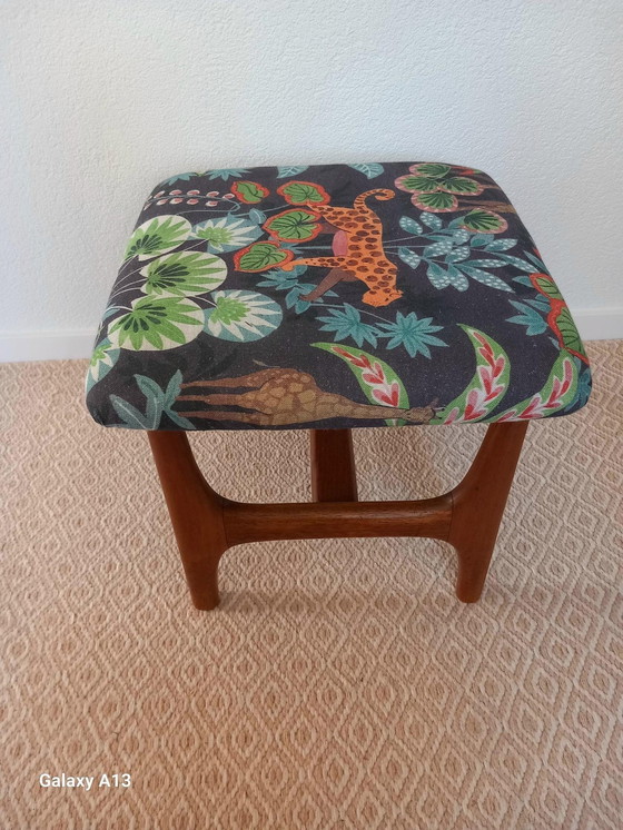 Image 1 of Pouf design scandinave en teck avec imprimé faune en lin