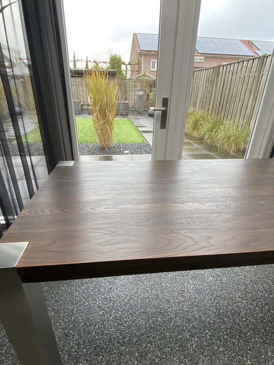 Image 1 of Table de salle à manger Cross Mc Glan, plateau en chêne et pieds en acier inoxydable