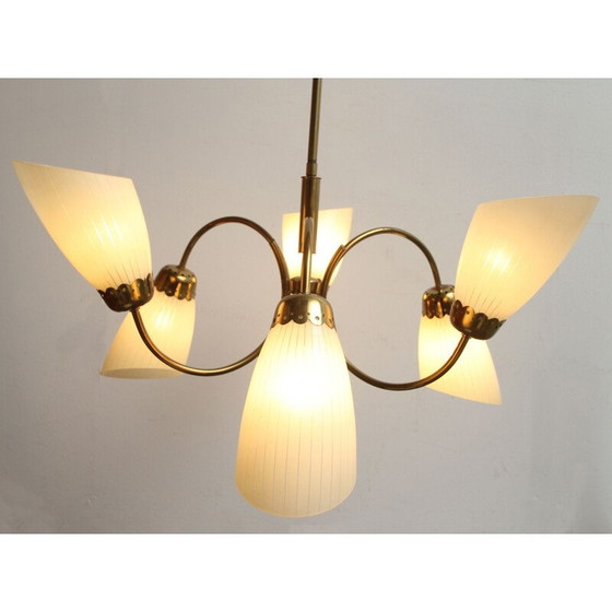 Image 1 of Lustre vintage en laiton et verre années 50