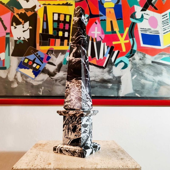 Image 1 of Obélisque en marbre noir d'Aquitaine, sculpté à la main, datant des années 1970. Fabriqué en Italie. 43 cm de hauteur.