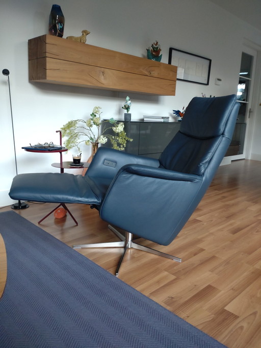 Fauteuil relax Pomonti en cuir bleu avec batterie intégrée.