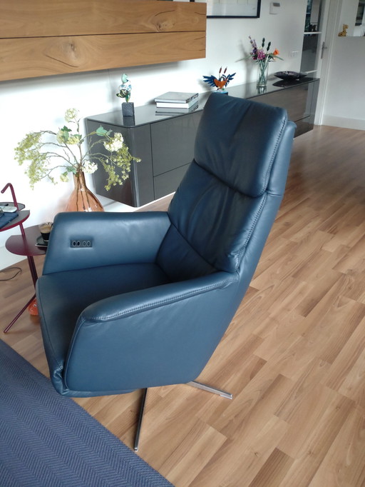 Fauteuil relax Pomonti en cuir bleu avec batterie intégrée.